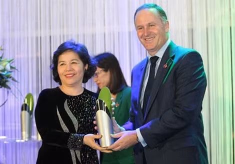 Thủ tướng John Key trao giải thưởng New Zealand ASEAN cho bà Mai Kiều Liên.