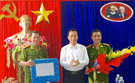 Bí thư Thành ủy Đà Nẵng Nguyễn Xuân Anh tặng quà cho đại diện Phòng CSĐT tội phạm về TTXH Công an Đà Nẵng.