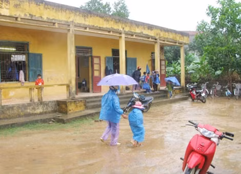 Dù trời mưa hay nắng, giáo viên vẫn cố gắng đến lớp.