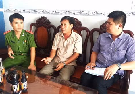 Phóng viên Báo CAND trao đổi với lãnh đạo Công an xã và Bí thư Chi bộ ấp 5A, xã Trường Xuân quanh hoạt động của đối tượng Nguyễn Thị Mỹ Châu.