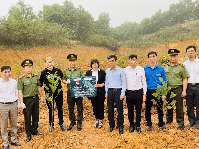 Các đại biểu tham gia trồng cây.