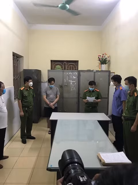 Cơ quan CSĐT Công an TP Hải Dương thực hiện lệnh bắt tạm giam Đào Duy Tùng