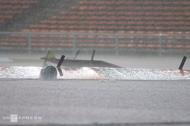 Mưa như ngập cả đường piste.