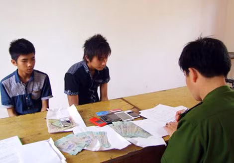 Đối tượng Nguyễn Trường Chinh và Nguyễn Anh Tài - thủ phạm gây ra vụ lừa đảo.