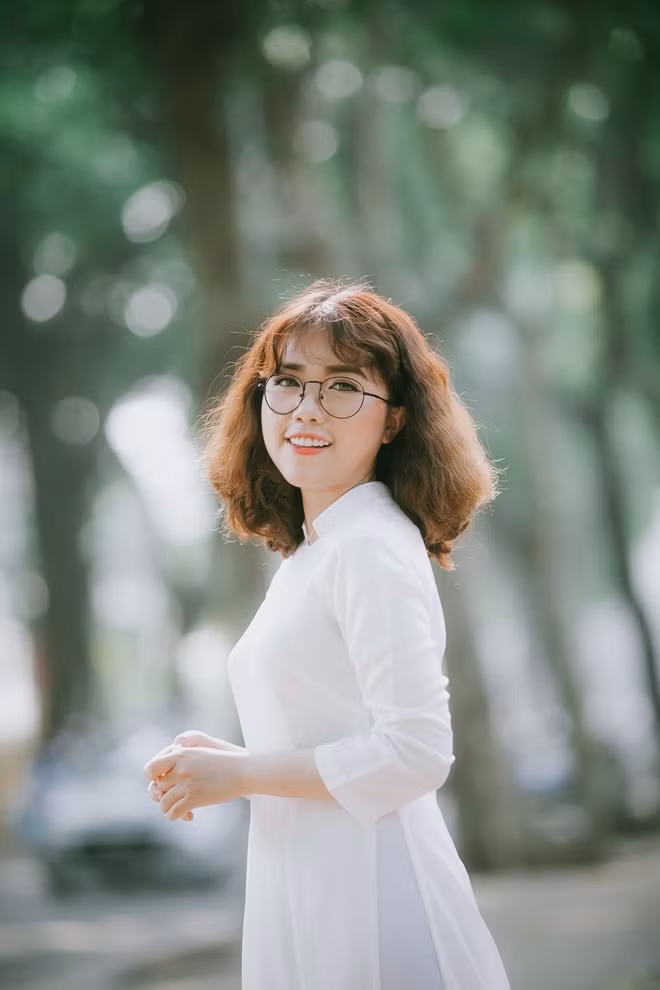 Ca sĩ Phùng Khánh Linh trong MV mới.