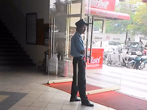 Bảo vệ chuyên nghiệp dường như chỉ bảo vệ vòng ngoài khi các siêu thị, trung tâm thương mại đóng cửa.