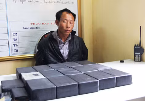 Tráng A Sếnh và tang vật 31 bánh heroin. Tráng A Sếnh và tang vật 31 bánh heroin.