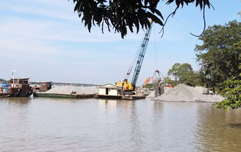 Xà lan chở đất đá san lấp, lấn một phần lòng sông Đồng Nai trước đây. Xà lan chở đất đá san lấp, lấn một phần lòng sông Đồng Nai trước đây.