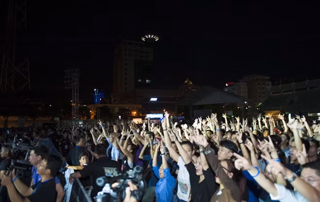 Khá kiệm lời và chỉ dùng âm nhạc để chinh phục khán giả, sau phần chào hỏi và giới thiệu qua về Live Concert, Phạm Anh Khoa kết nối cảm xúc của fans hâm mộ bằng loạt ca khúc gắn liền với tên tuổi như: Thời gian tôi, Con hạc giấy, Sắc màu…