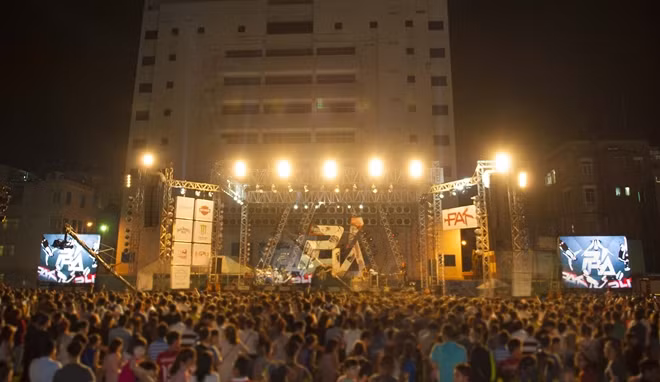 Dù chương trình chính diễn ra vào lúc 20h song đông đảo khán giả ở nhiều lứa tuổi đã có mặt ở sân vận động từ sớm để tham gia các hoạt động bên lề và chụp hình kỉ niệm với những bức vẽ graffiti công phu và hoành tráng.