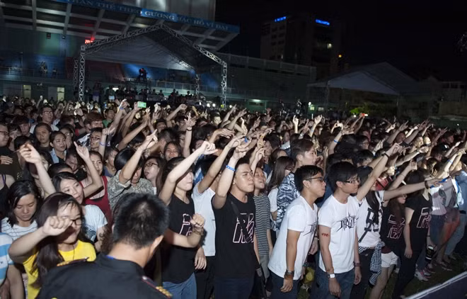 Sau nhiều giờ chờ đợi, khán giả vô cùng phấn khích khi nhóm Parasite và Microwave xuất hiện và “khai pháo” cho Live Concert “Phá” bằng hàng loạt ca khúc sôi động như: April Rain, Lối, Say, Tìm lại…
