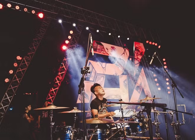 Bùng nổ và ghi dấu ấn mạnh mẽ với rock ở phần giữa chương trình, Ngày không mưa, Dậy mà đi, Lý quạ kêu… là những tiết mục khiến khán giả “đừng ngồi không yên” khi nghe Phạm Anh Khoa hát.