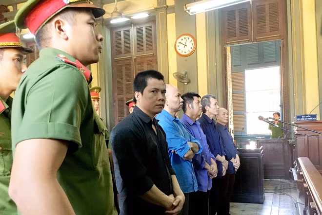 Các bị cáo đang nghe tuyên án