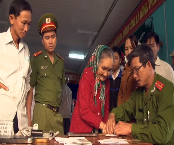 Tuổi trẻ Công an tỉnh Quảng Nam cấp, đổi giấy CMND cho người dân ở huyện Phú Ninh.