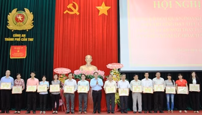 Lãnh đạo UBND TP Cần Thơ trao giấy công nhận đạt tiêu chuẩn về “An toàn ANTT” cho các CQDN, nhà trường.