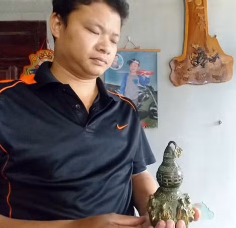 Anh Trần Công Viên bên chiếc bình hồ lô độc lạ đẹp mắt.