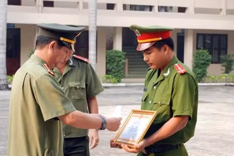 Đại tá Huỳnh Tiến Mạnh trao thưởng đơn vị phá án.