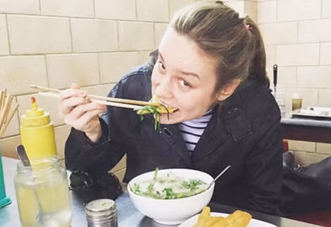 Brie Larson thích thú ăn món mỳ vằn thắn trong một quán ăn ở Hà Nội. Ảnh: Instagram Brie Larson.