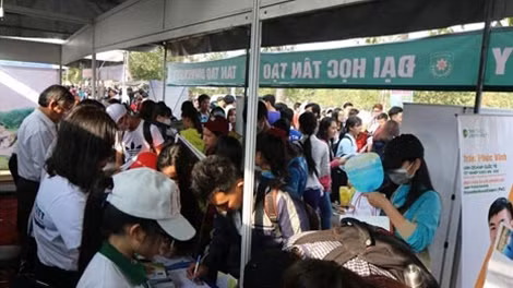 Thông tin năm 2016, Đại học Tân Tạo sẽ dành 50% chỉ tiêu cho cơ chế tuyển thẳng, được nhiều phụ huynh chú ý tại ngày hội.
