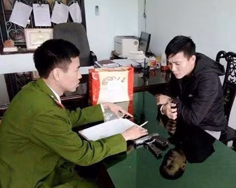 Đối tượng Phan Phúc Đạt đang khai nhận hành vi của mình tại cơ quan Công an thị xã Thái Hòa, Nghệ An.