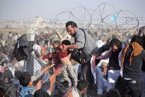 Người tị nạn Syria vượt biên giới vào Thổ Nhĩ Kỳ.