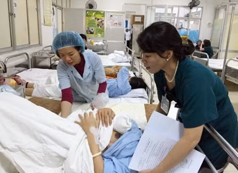 Khi được chuyển từ phòng đẻ ra phòng sau đẻ, em bé vẫn không rời mẹ.