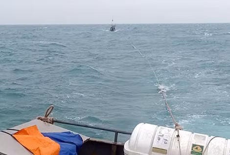 Tàu cá QNa 01059TS được lai dắt vào bờ.