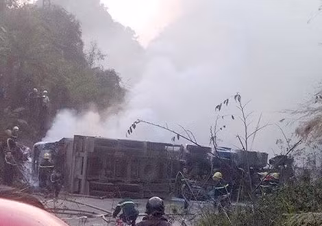 Tại hiện trường, xe khách và xe bồn nằm nghiêng bên vệ đường, bẹp dúm, kính chắn gió vỡ tan. Đồ đạc hành lý, vật dụng trong xe bắn tung toé ra ngoài. Xe bồn hư hỏng nặng phần đầu, bốc cháy, nhựa đường lỏng chảy dài vài chục mét trên đường. Ít nhất 3 người tử vong và 23 người khác bị thương sau vụ tai nạn. Chiếc xe bồn quay ngang đường, khiến quốc lộ 6 bị ách tắc theo cả hai chiều.
