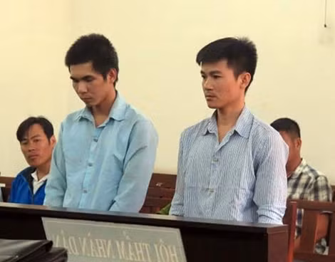 Hai bị cáo (đứng) đang nghe tòa tuyên án.