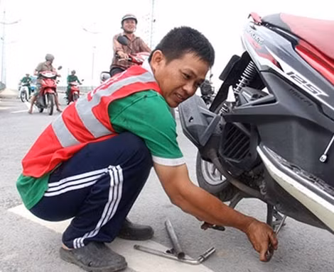 Anh Vẹn vá xe lưu động ở Rừng Sác.