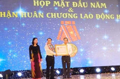 Thừa ủy quyền của Chủ tịch nước, đồng chí Võ Thị Ánh Xuân, Ủy viên Trung ương Đảng, Bí thư Tỉnh ủy tỉnh An Giang trao Huân chương Lao động hạng Ba tặng Tập đoàn Sao Mai.
