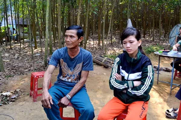 Người thân của hung thủ Theo cho biết: Theo là kẻ nghiện rượu, thần kinh không bình thường và thường xuyên bạo hành vợ con.