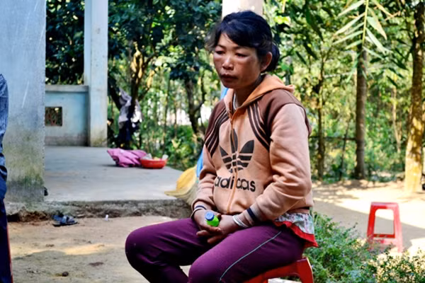 Chị Đinh Thị Rác kể lại sự việc đau lòng.