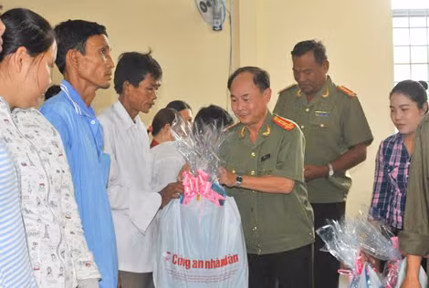 Đại tá Trần Kim Thẩm cùng lãnh đạo Công an tỉnh Hậu Giang trao quà cho người nghèo xã Thuận Hưng, huyện Long Mỹ.