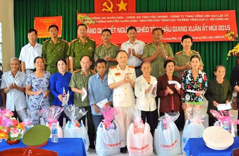 Anh hùng LLVTND, Trung tướng Nguyễn Xuân Xinh cùng Đại tá Trần Kim Thẩm - Phó Tổng biên tập Báo CAND cùng lãnh đạo Công an tỉnh Hậu Giang trao quà cho người dân nghèo huyện Long Mỹ, tỉnh Hậu Giang.