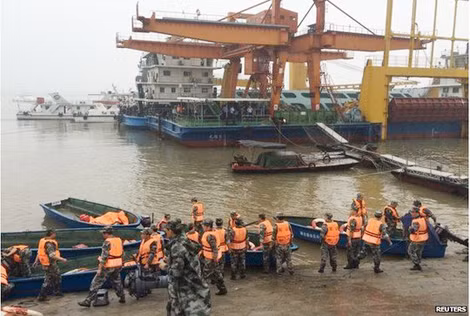 Lực lượng cứu hộ tại hiện trường.