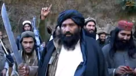 Mullah Abdul Rauf (giữa) từng bị lực lượng Mỹ bắt giữ và giam 7 năm tại vịnh Guantanamo .