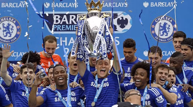Đội trưởng John Terry thay mặt toàn đội nhận Cup rồi nâng cao bức chiến quả trong niềm phấn khích tột độ của các đồng đội.