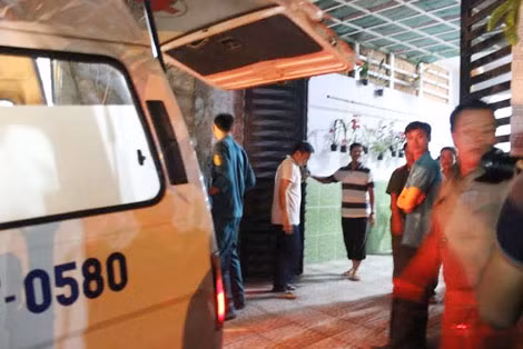 Đưa thi thể nạn nhân về bệnh viện khám nghiệm.
