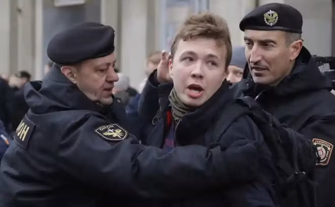 Cảnh sát Belarus bắt giữ Roman Protasevich vào năm 2017. Nguồn: AP.