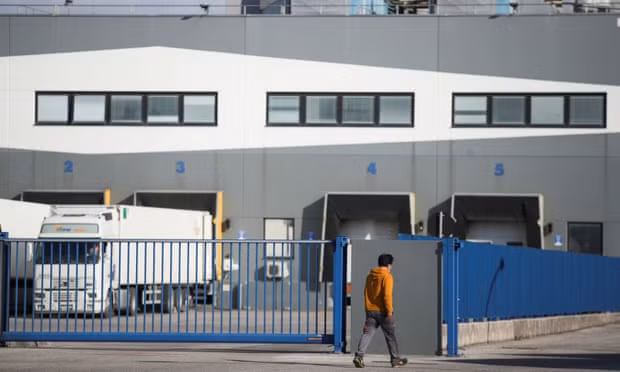Nhà máy Catalent của AstraZeneca tại Italia bị kiểm tra đột xuất hôm 20/3. Ảnh: Reuters.