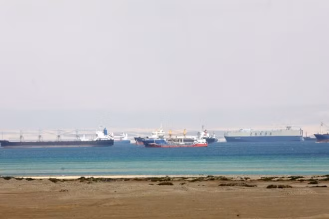Nhiều con tàu xếp hàng dài tại cửa ngõ kênh đào Suez. Ảnh: Reuters.