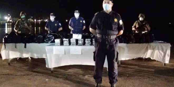 490kg cocaine được phát hiện bởi các ngư dân Algeria. Ảnh: Tribune.