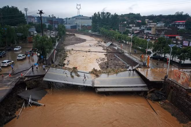 Ít nhất 51 người thiệt mạng tại Trịnh Châu. Ảnh: Reuters.