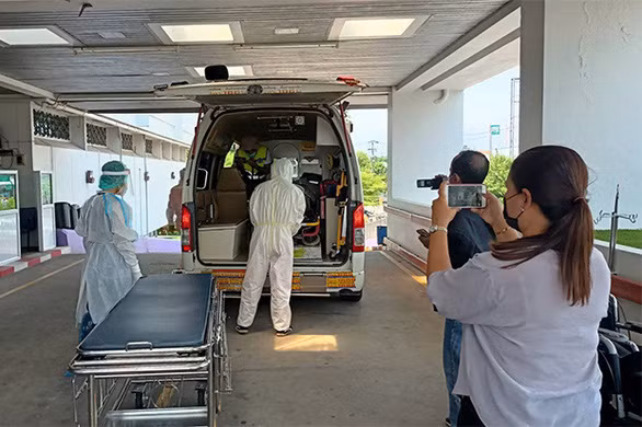 Thi thể Đại sứ Andrii Beshta được chuyển tới Bangkok lúc 14h50' hôm 30/5. Ảnh: Bangkok Post. Thi thể Đại sứ Andrii Beshta được chuyển tới Bangkok lúc 14h50' hôm 30/5. Ảnh: Bangkok Post.