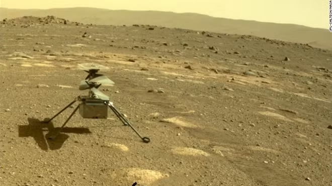 Robot Perseverance chụp hình trực thăng Ingenuity hôm 4/4. Ảnh: NASA.