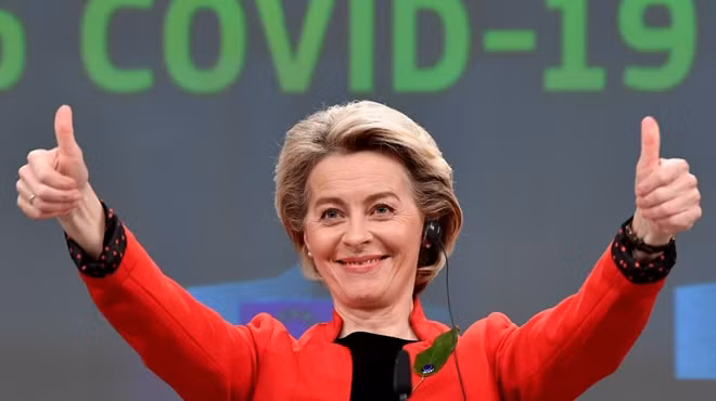 Bà Ursula von der Leyen trong buổi họp báo tại trụ sở Ủy ban châu Âu hôm 14/4. Ảnh: Reuters.