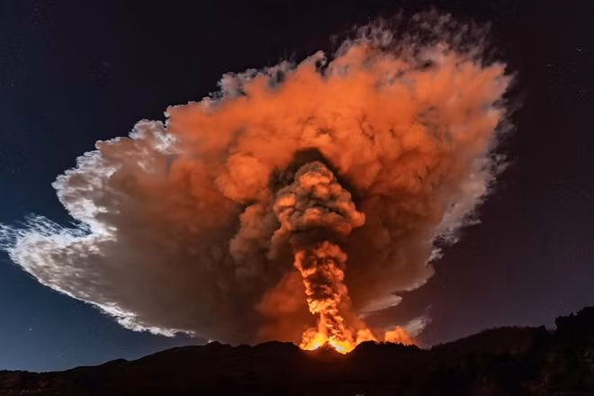 Etna phun trào vòi dung nham cao từ 1.500 mét tới 2.000 mét. Ảnh: Getty Images. Etna phun trào vòi dung nham cao từ 1.500 mét tới 2.000 mét. Ảnh: Getty Images.