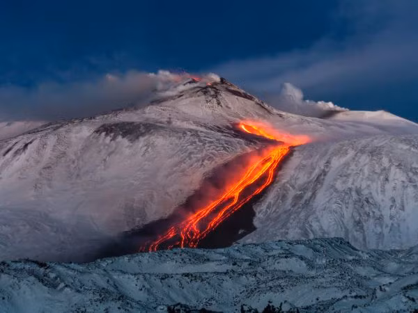 Núi lửa Etna là một trong những điểm du lịch hút khách tại Sicilia. Núi lửa Etna là một trong những điểm du lịch hút khách tại Sicilia.