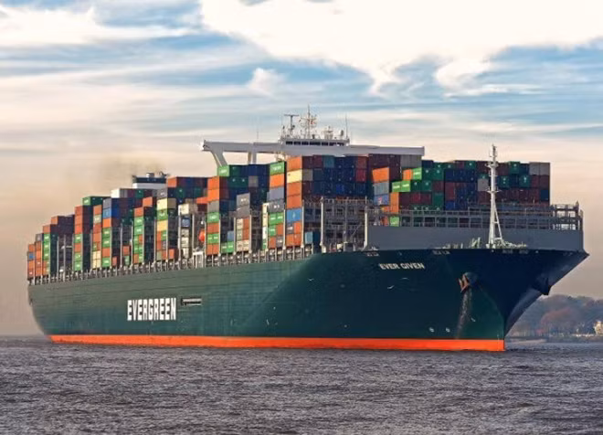 Tàu Ever Given hiện neo đậu tại kênh Great Bitter để phục vụ công tác điều tra. Ảnh: Suezcanal.